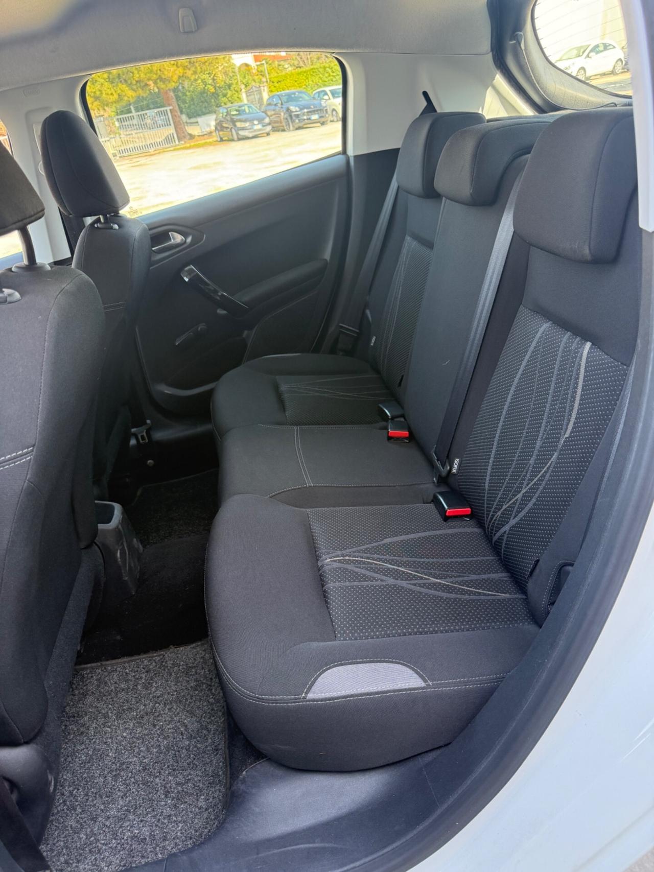 Peugeot 208 1.2 benzina 70 milaKM Neopatentati