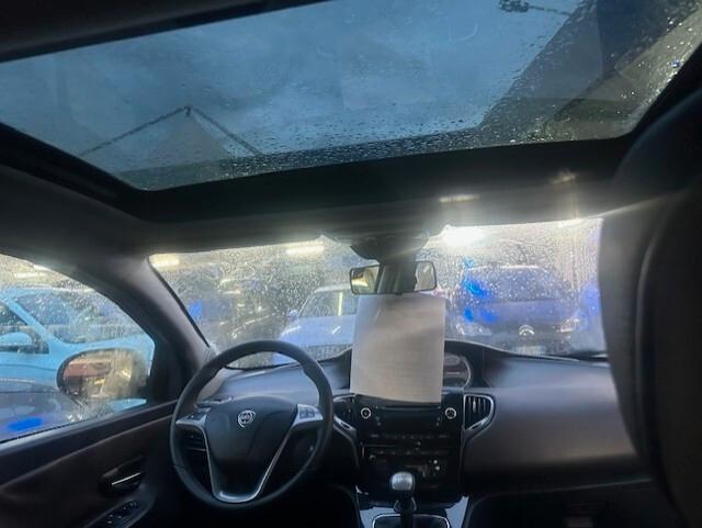 LANCIA YPSILON 1,2 TETTO APRIBILE 120MILA KM!