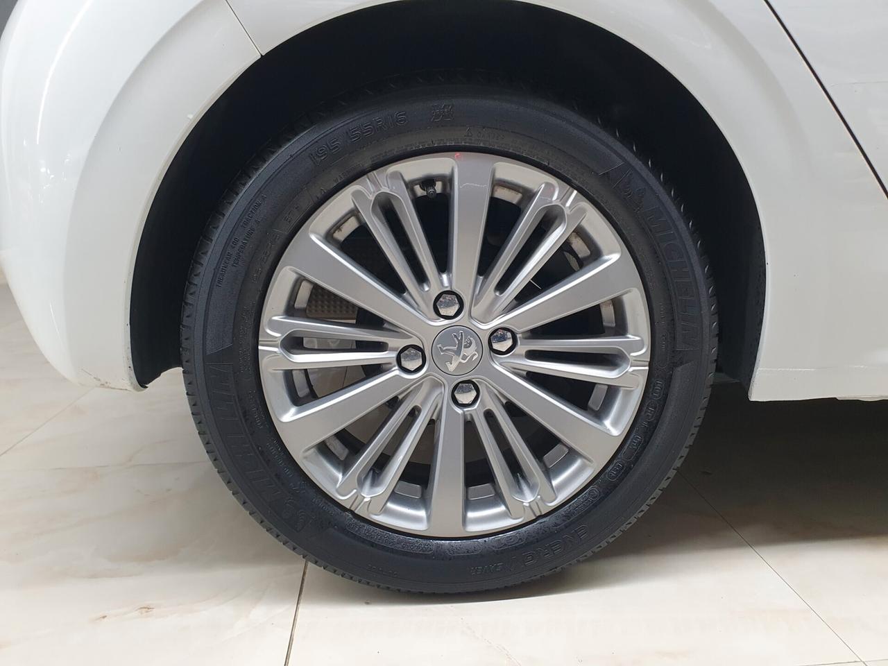 Peugeot 208 1.2 PureTech 82cv Allure 2016