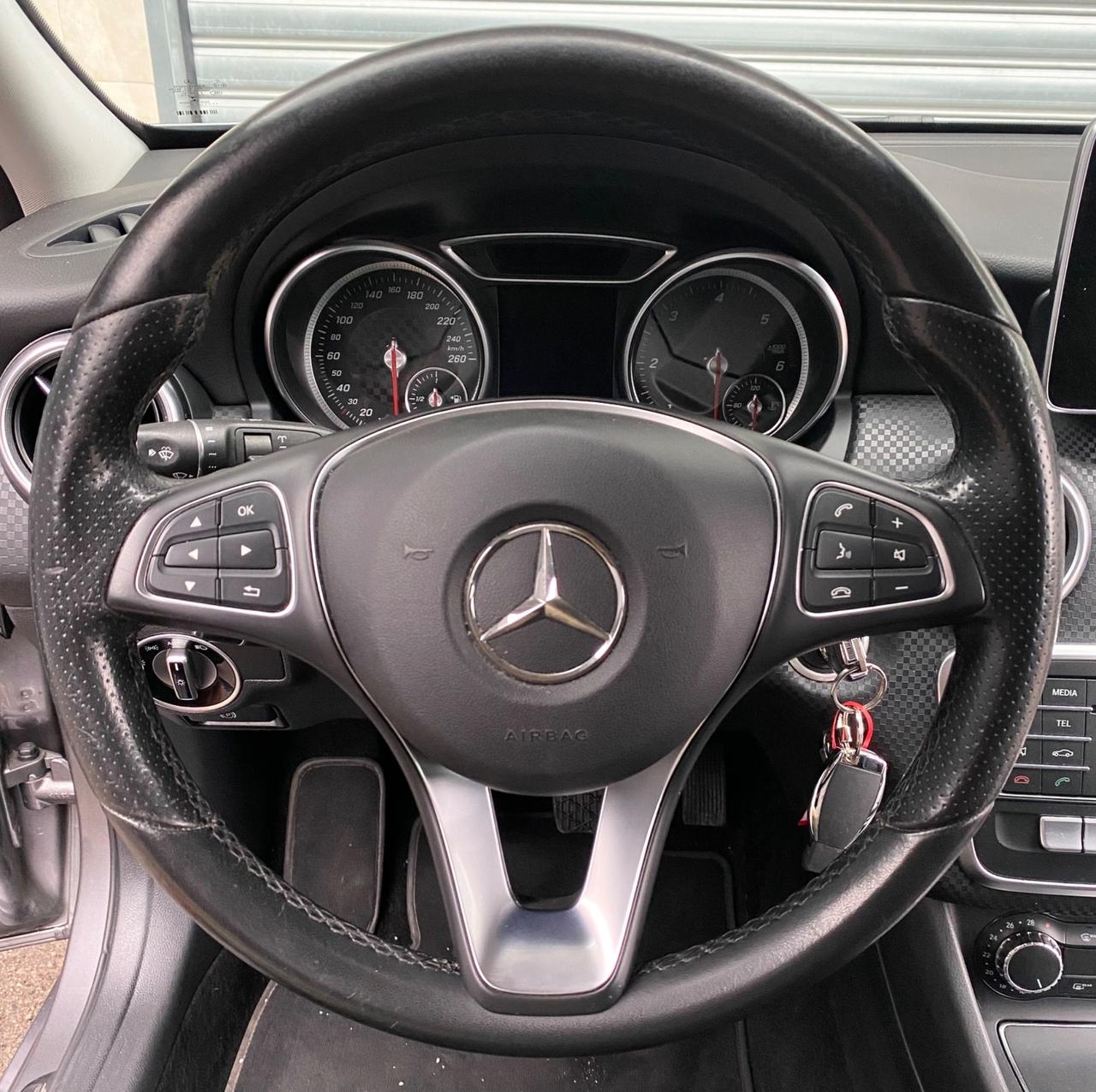 Mercedes-Benz A 180d 1.5 109cv Premium - 2017