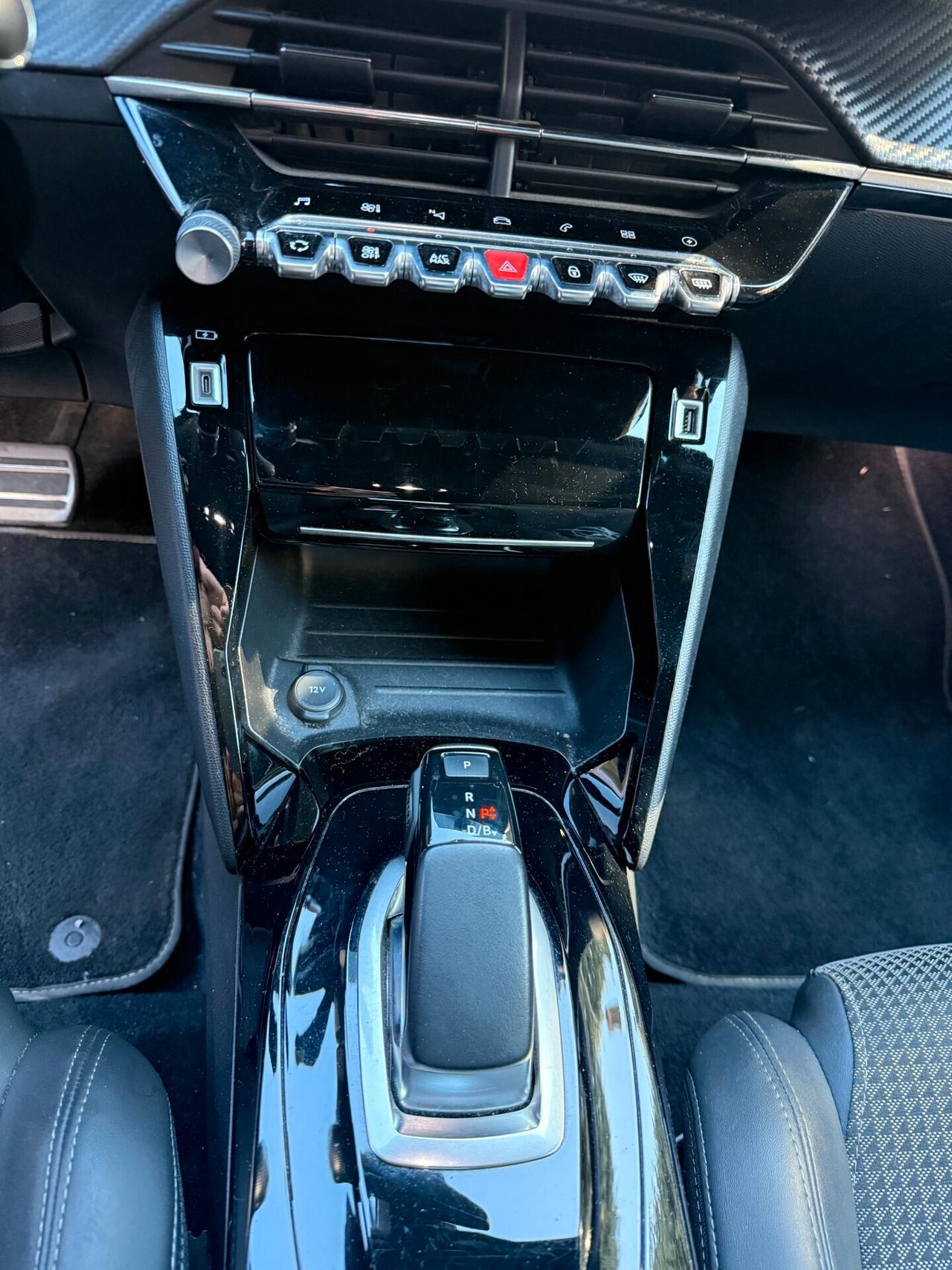 Peugeot 2008 motore elettrico 136 CV GT