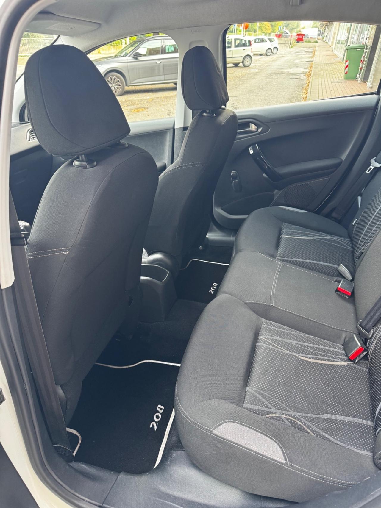 Peugeot 208 1.4 HDi 68 CV 5 porte Neopatentati