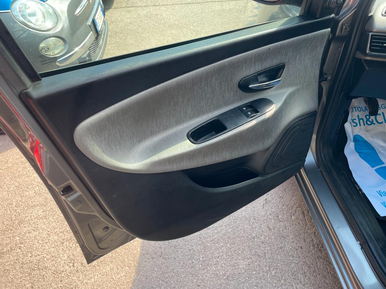 Lancia Y Ypsilon 1.2 GPL NUOVO Gold FULL 126.000 KM! TAGLIANDATA NEOPATENTATI