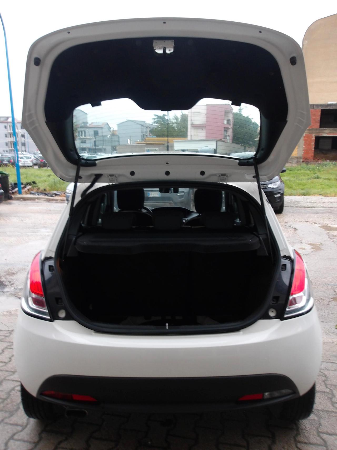 Lancia Ypsilon 5 Porte Ypsilon 1.2 8v Silver c/clima 69cv