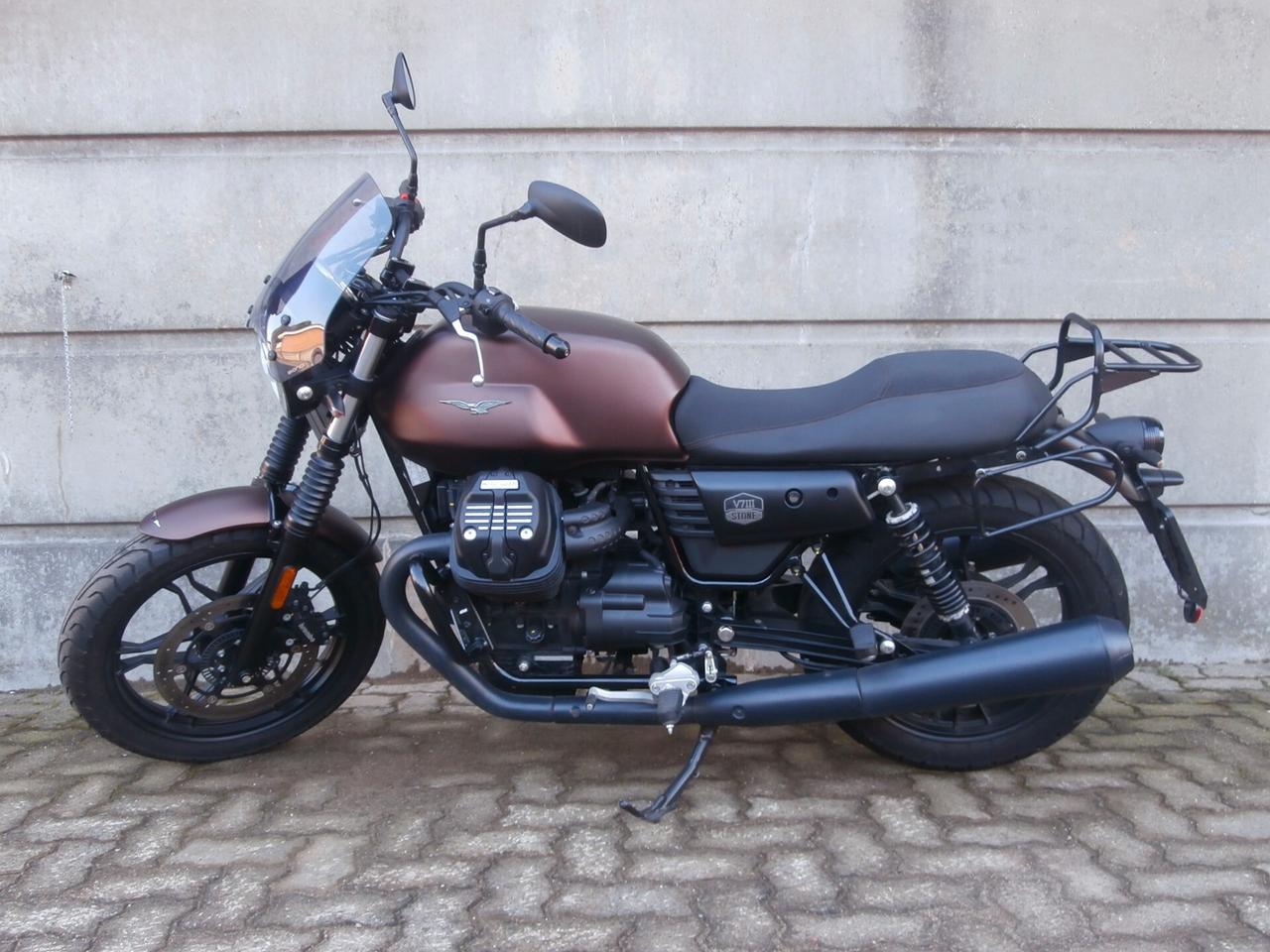 Moto Guzzi V7 III Stone Night Pack (2019 - 20) Passaggio incluso.