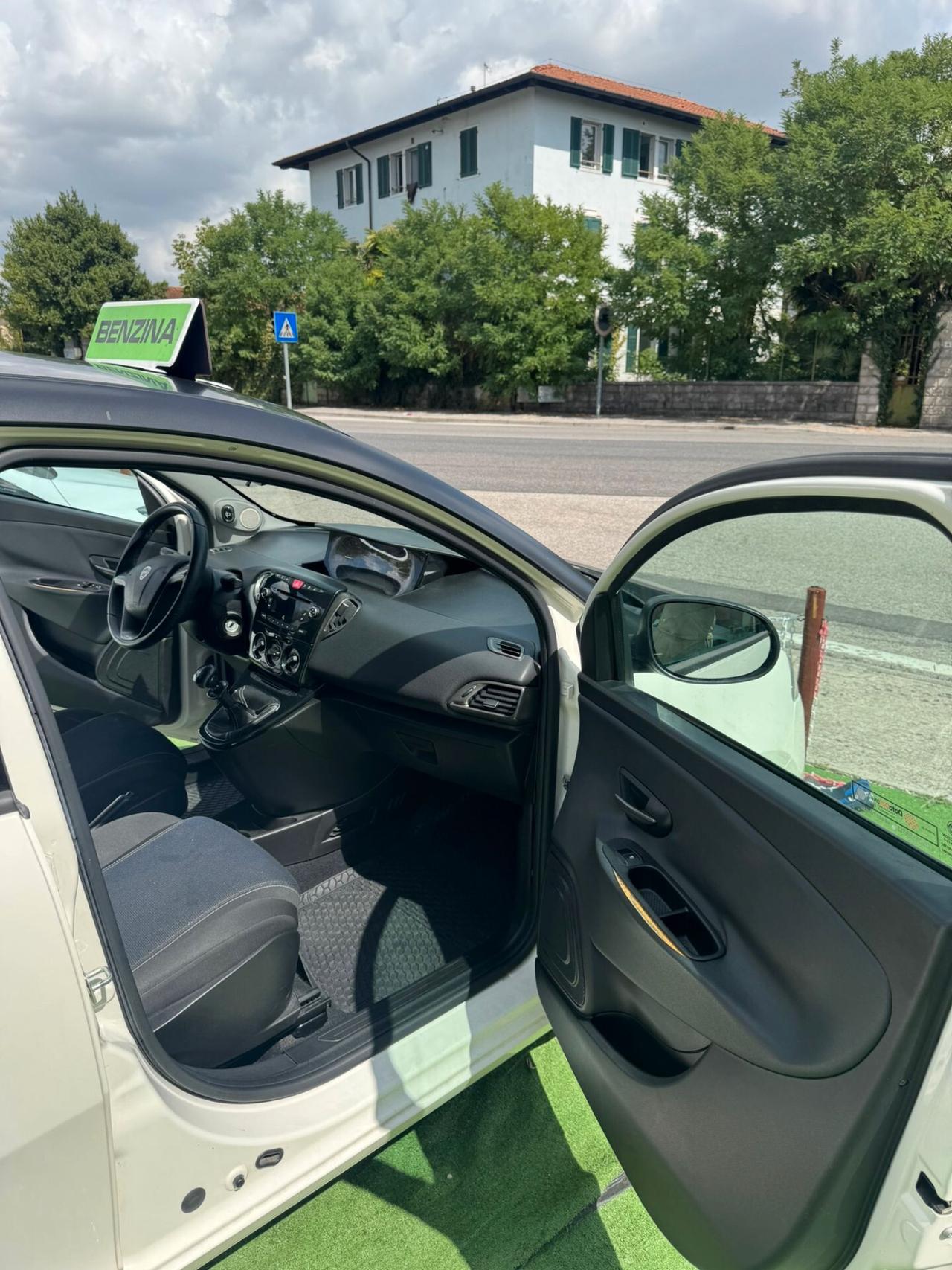 Lancia Ypsilon 1.2 69 CV 5 porte S Momodesign