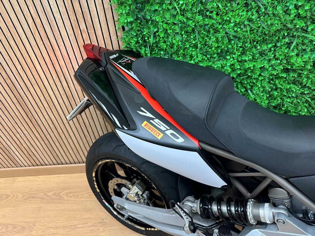 APRILIA DORSODURO 750 FACTORY / DA 99€ AL MESE