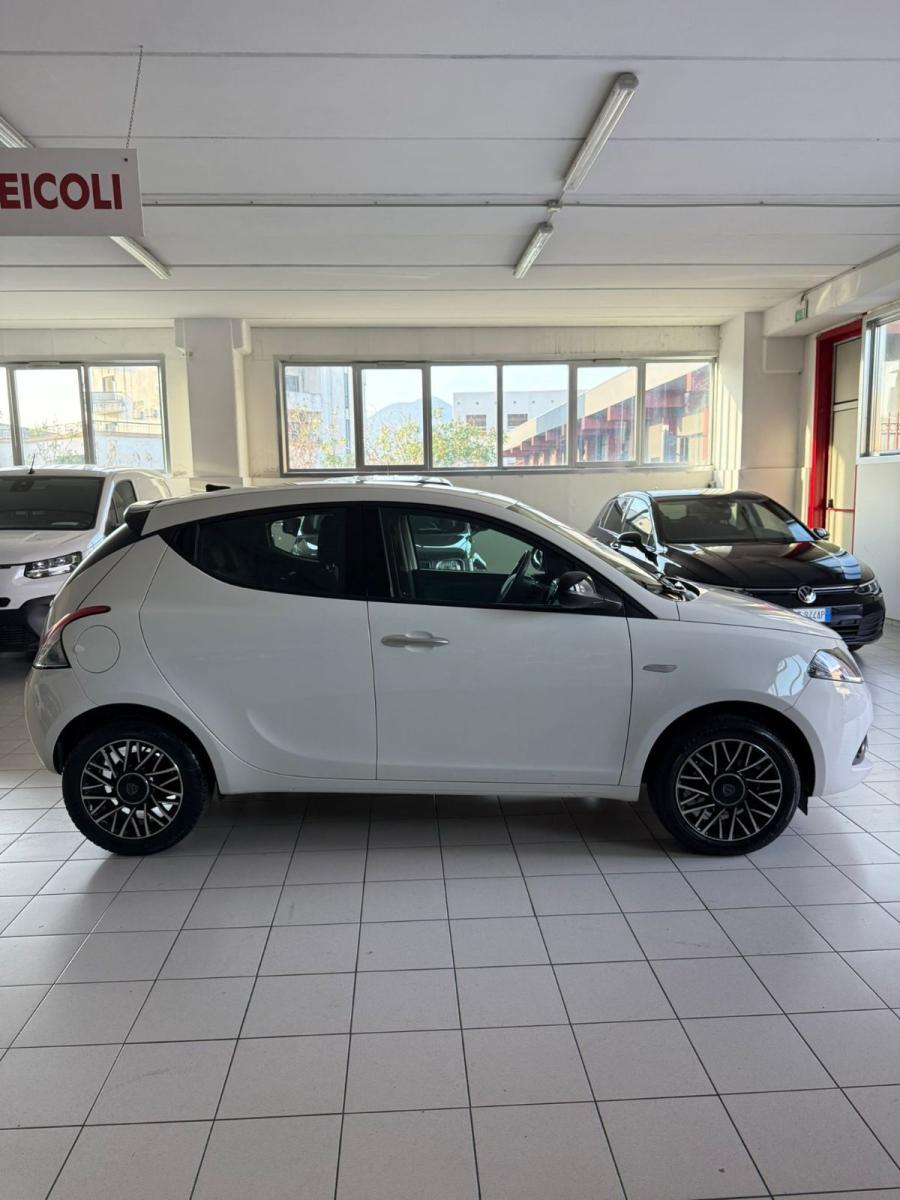 LANCIA - Ypsilon - 1.0 FireFly 5p.S&S Hyb. Platino