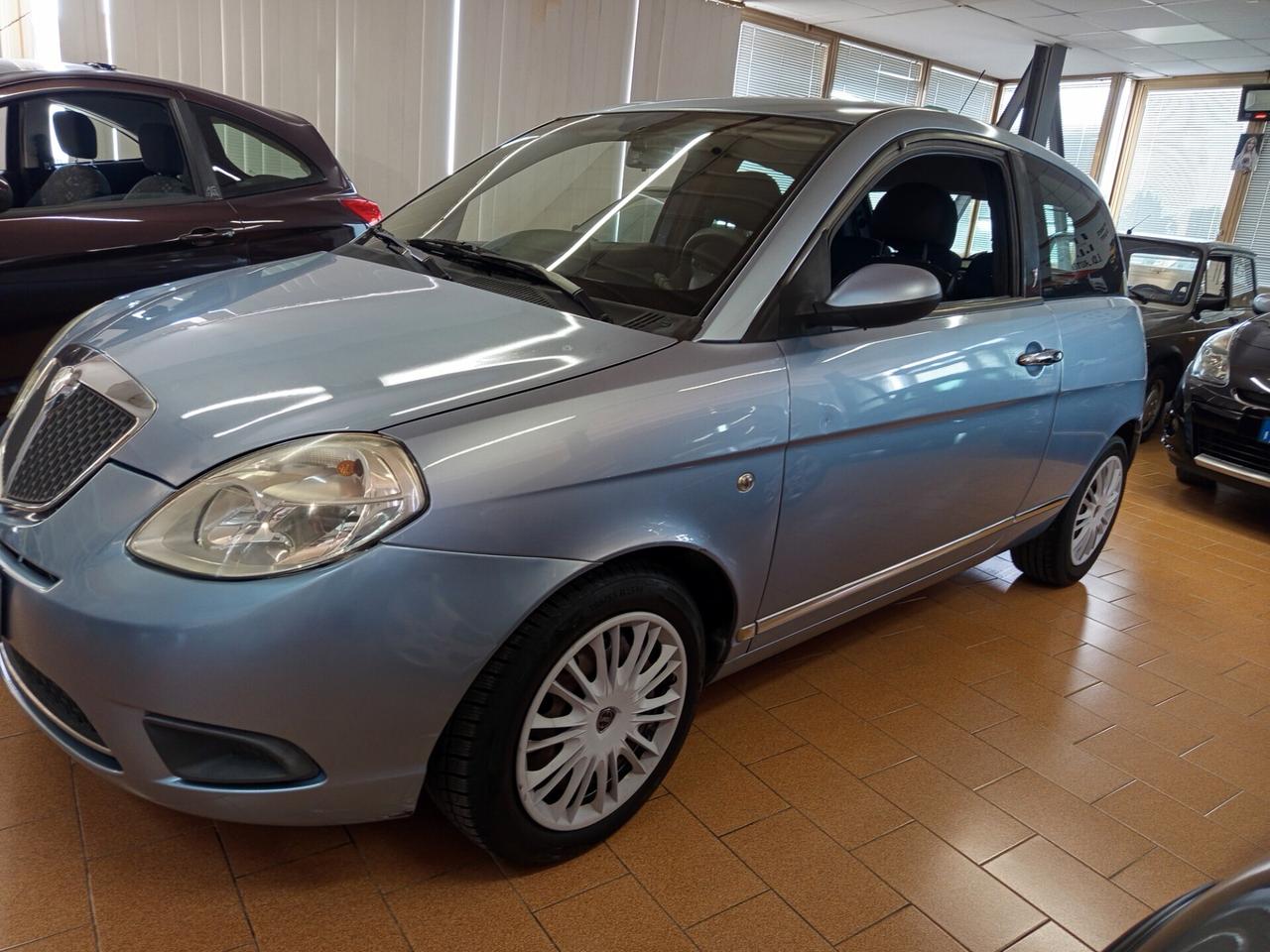 Lancia Ypsilon 1.2 Argento 121 Mila chilometri ok neopatentati