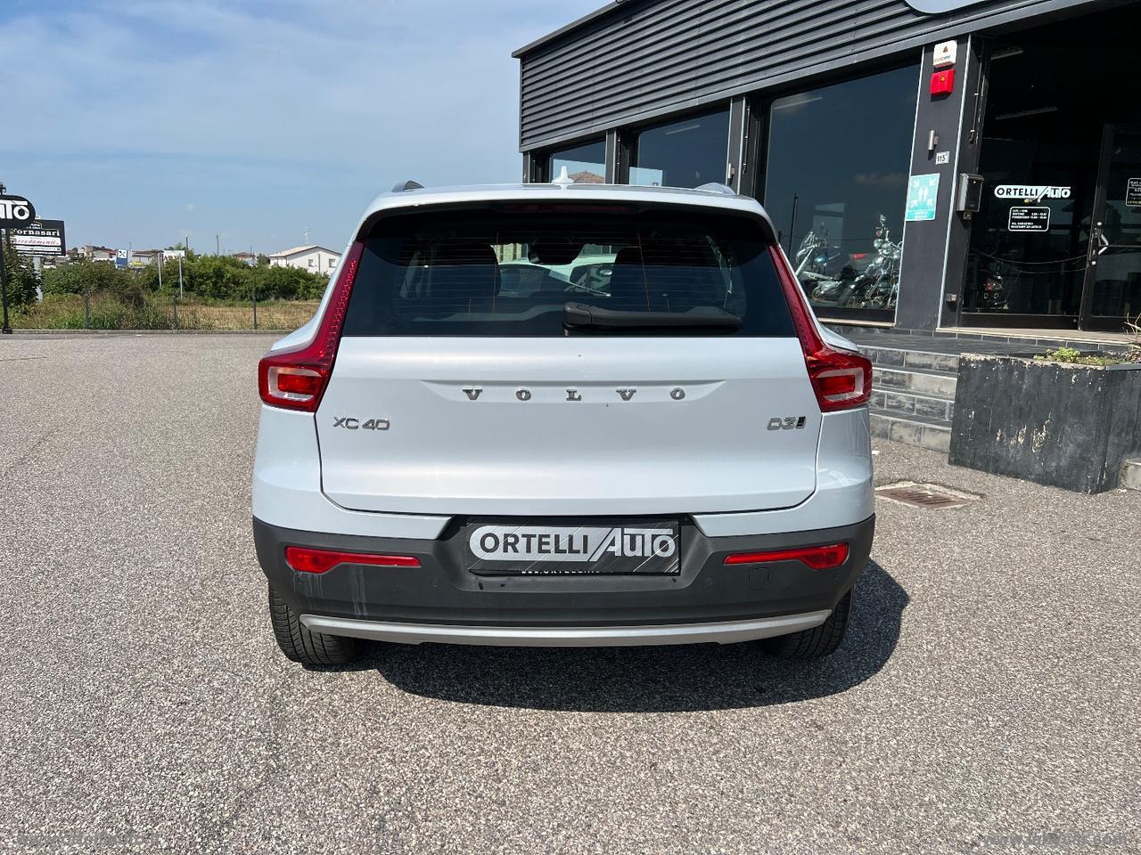 VOLVO XC40 D3 AWD Geartronic Momentum Pro IVA DEDUCIBILE