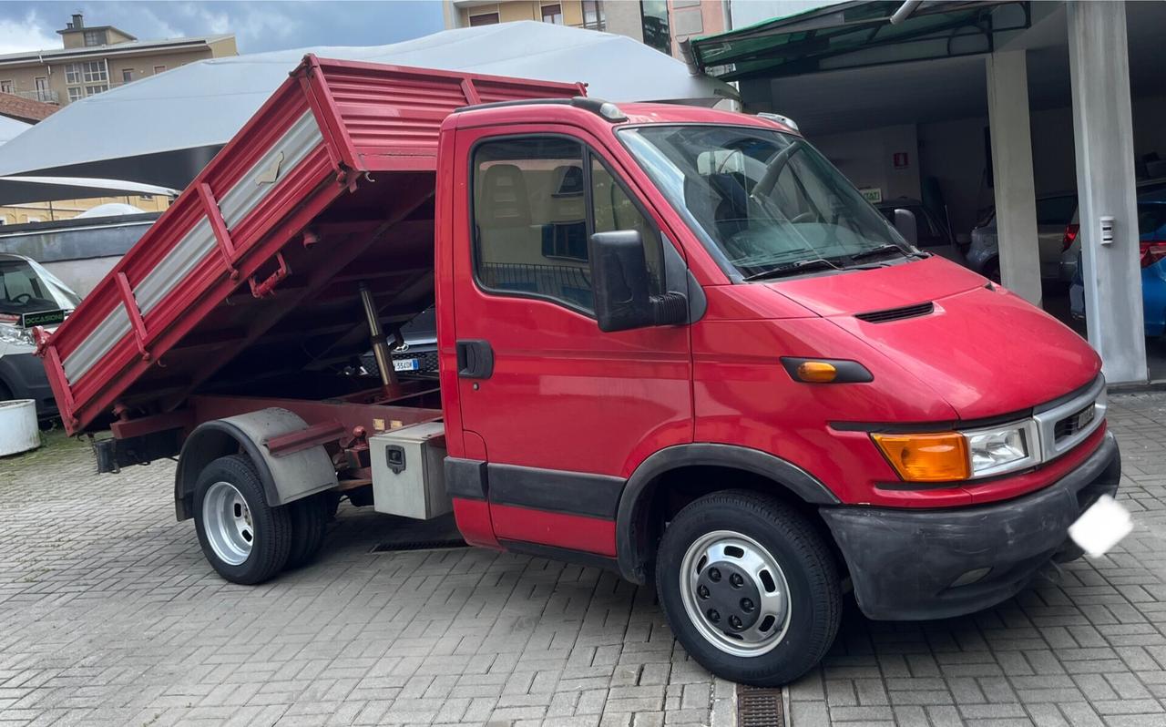 IVECO DAILY 35C13 2.8 TDI - AUTOCARRO 3 POSTI - CASSONE RIBALTABILE TRILATERALE - RUOTE POSTERIORI GEMELLATE - PORTATA 1.150 KG. - PREZZO NON VINCOLATO A FINANZIAMENTO