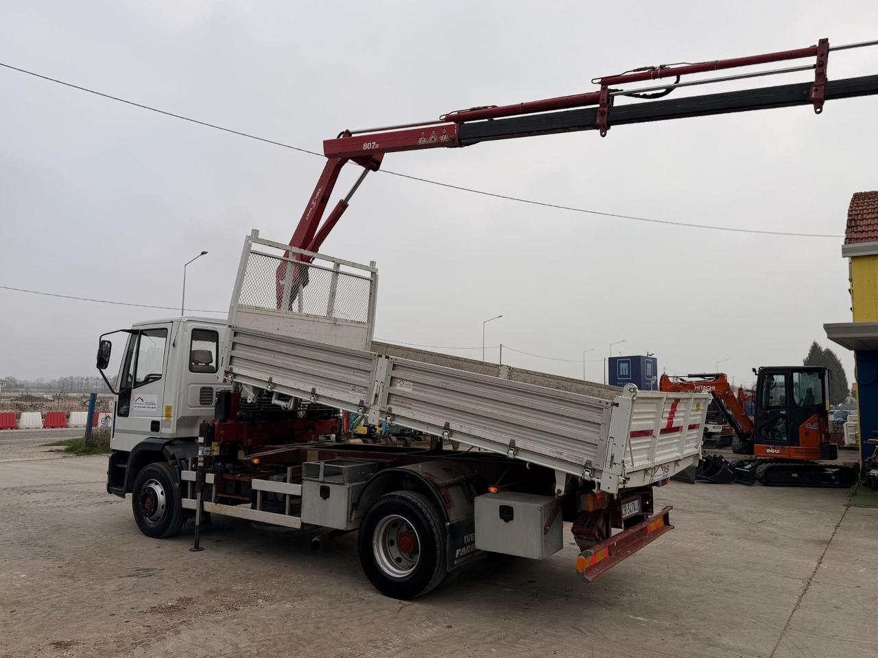 Iveco 130E18 ribaltabile con gru