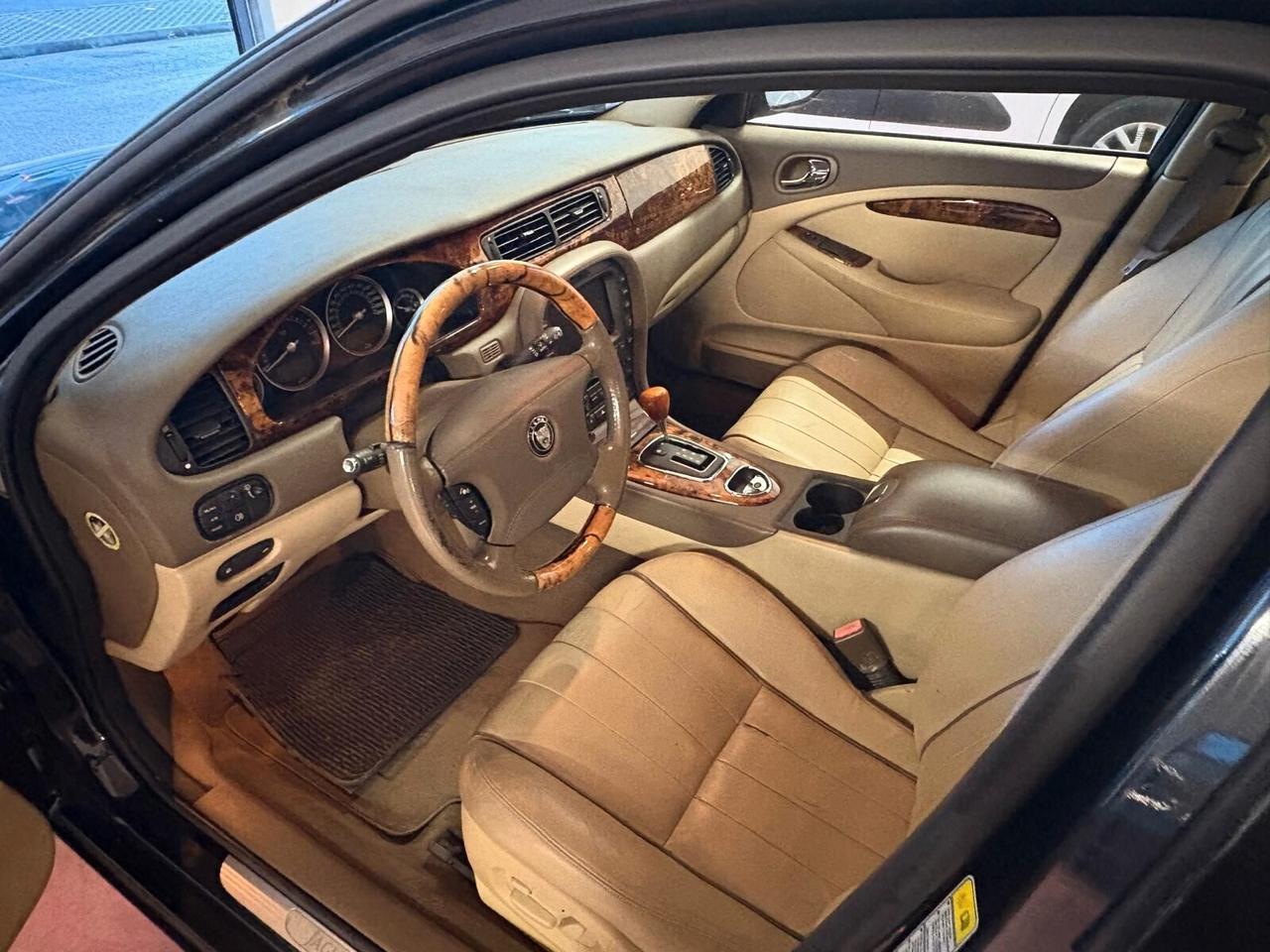 JAGUAR S-TYPE CAMBIO AUT. .Diesel 2700 CV 207 con Km 156.642 certificati