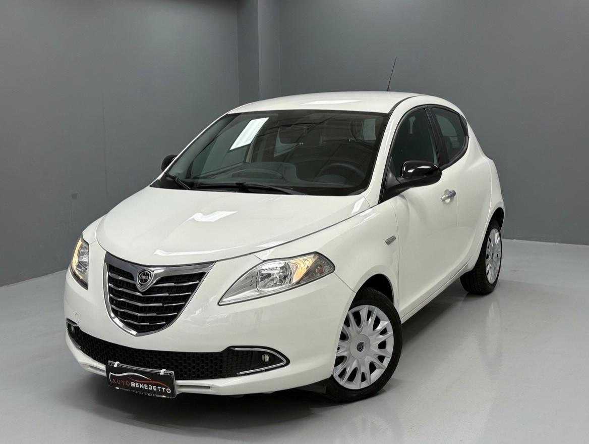 Lancia Ypsilon 1.2 69 CV Silver 11.2011