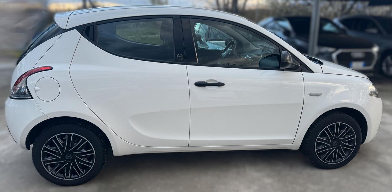 Lancia Ypsilon 1.0 FireFly 5 porte S&S Hybrid Ecochic Silver