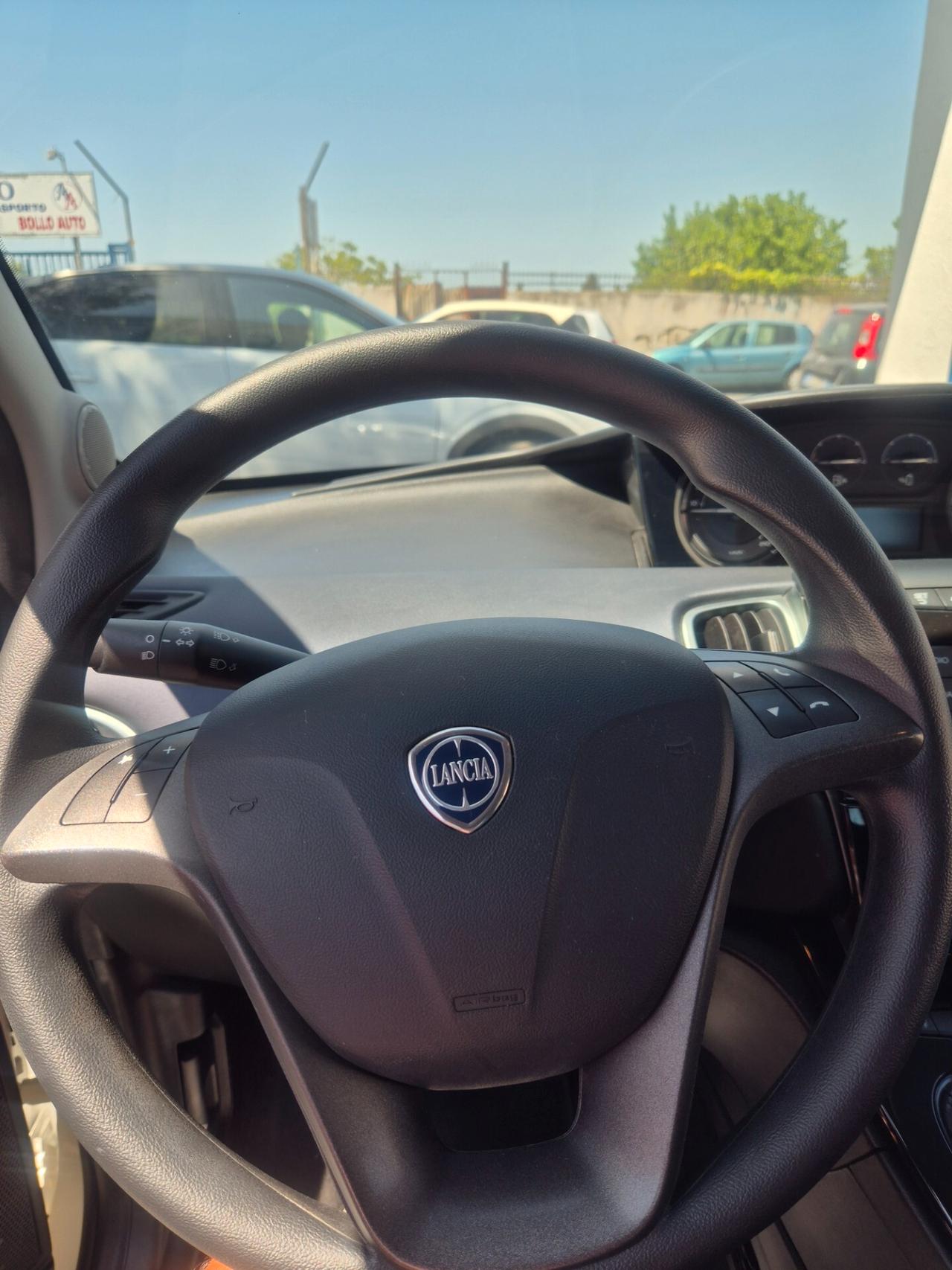 Lancia Ypsilon 1.0 FireFly solo 6000 km ANNO 2023