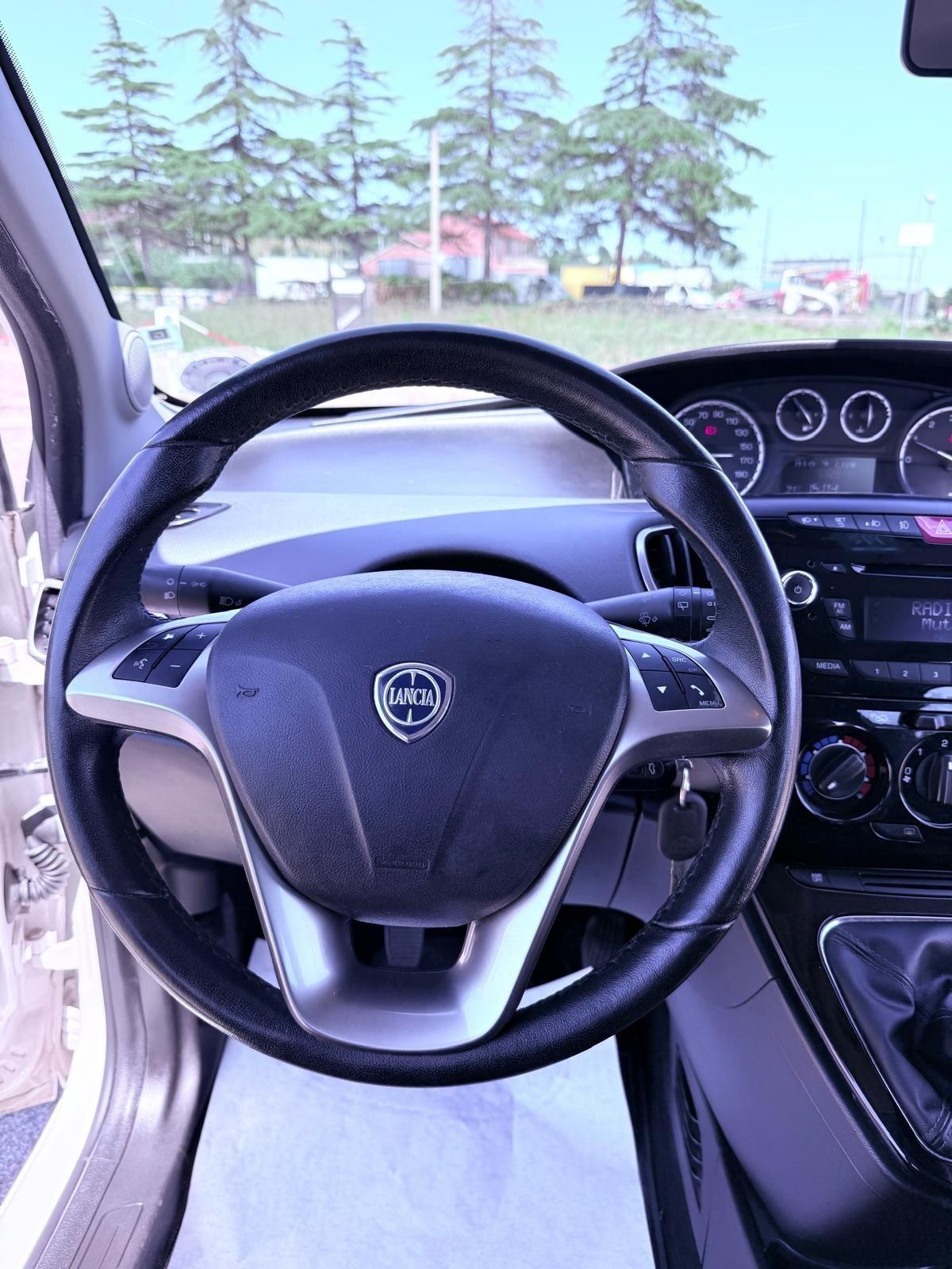 Lancia Ypsilon 1.2 69 CV 5 porte S&S Silver