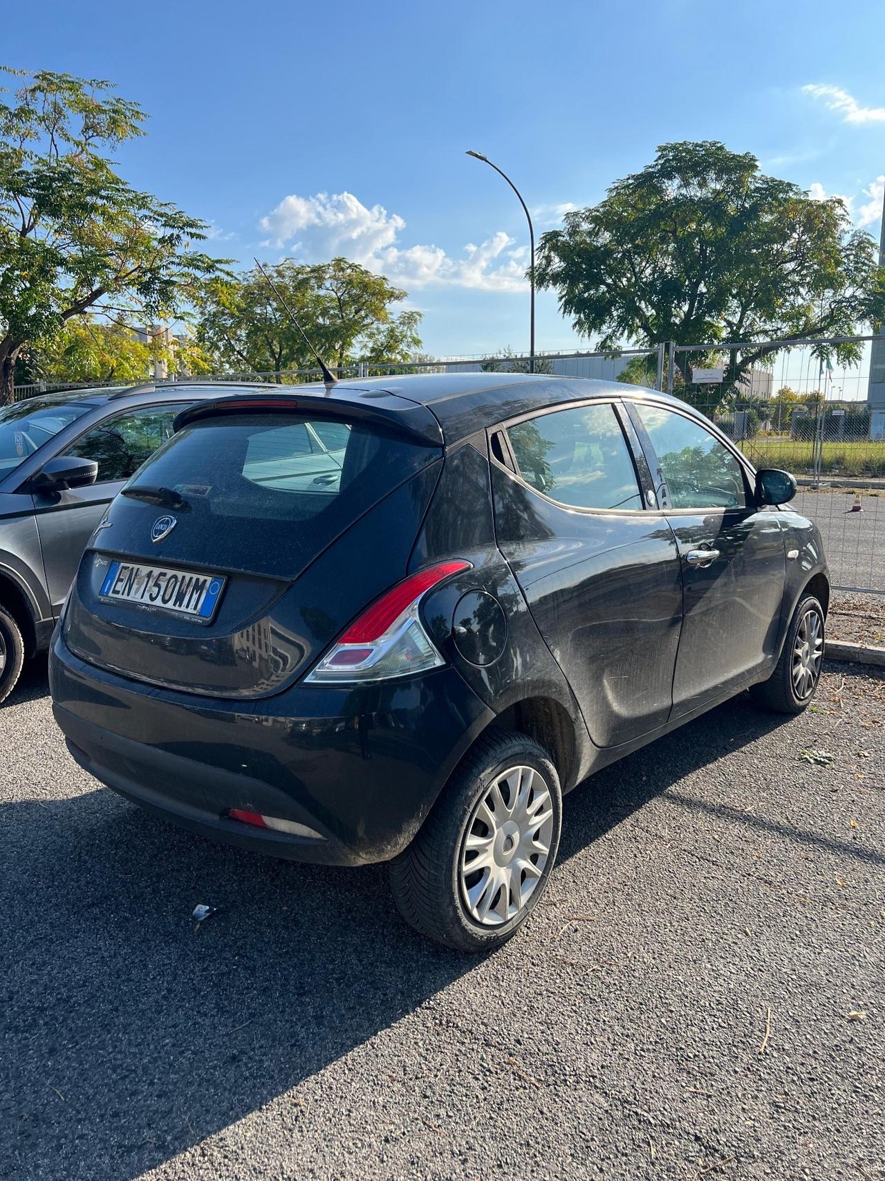 Lancia Ypsilon 0.9 TwinAir 85 CV 5 porte Metano Ecochic Silver