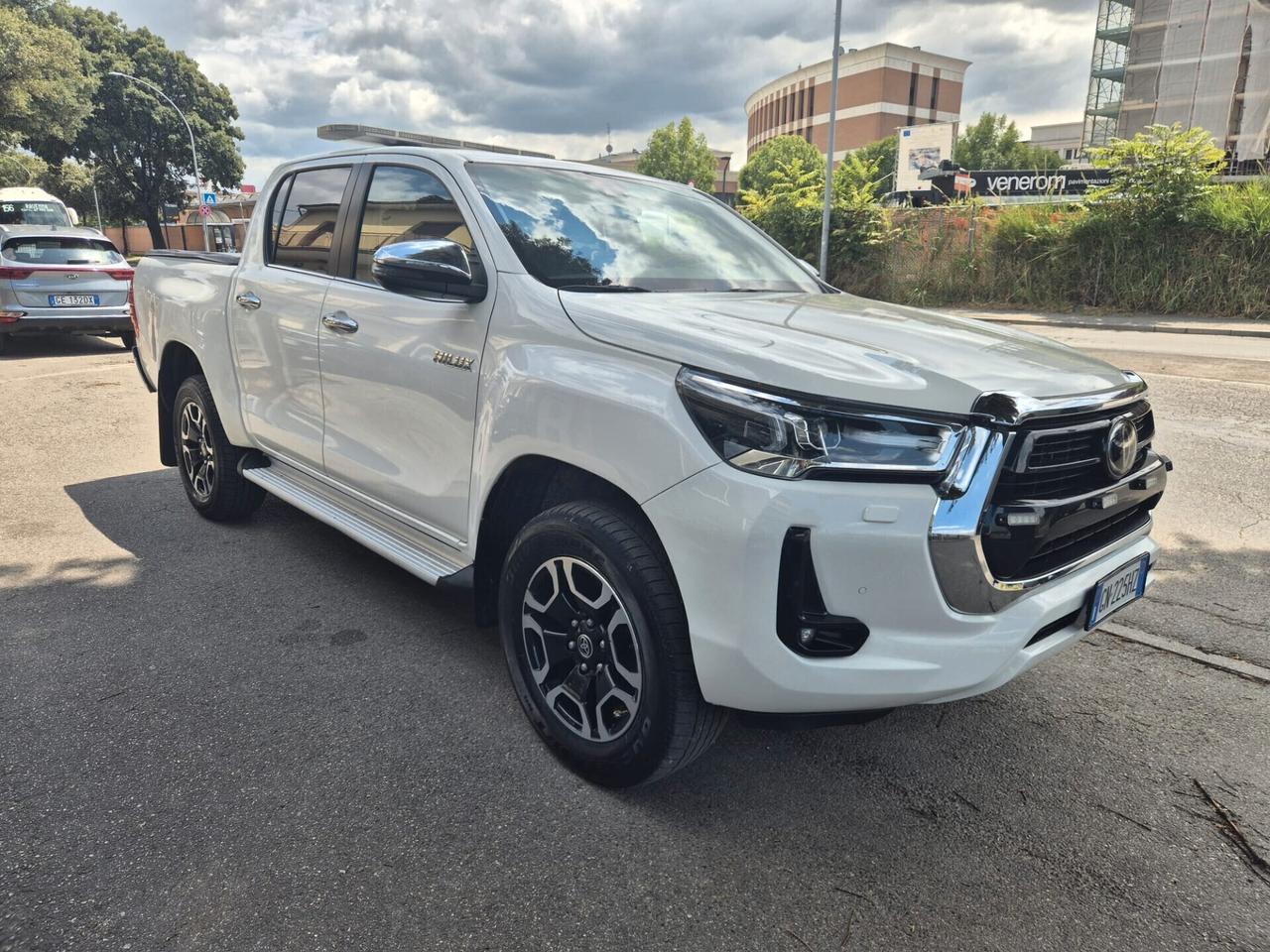 Toyota Hilux 2.4 D-4D A/T 4WD 4 porte Double Cab Lounge
