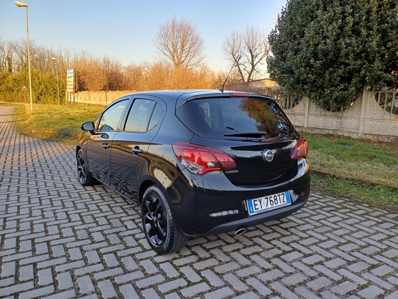 Opel Corsa 1.4 90CV 5 porte b-Color