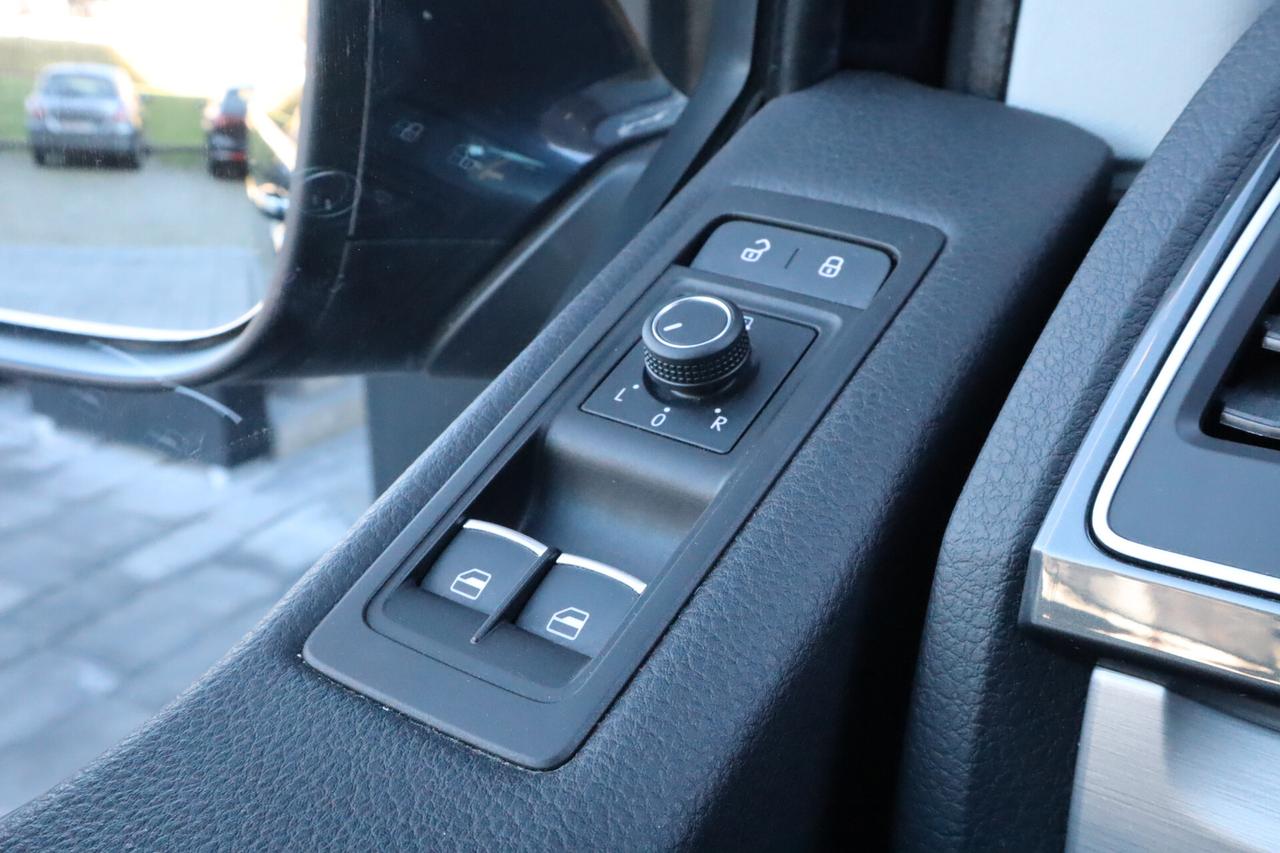 Volkswagen Multivan 2.0 TDI 150CV DSG 7POSTI PELLE GANCIO 2x PORTE SCORREVOLI