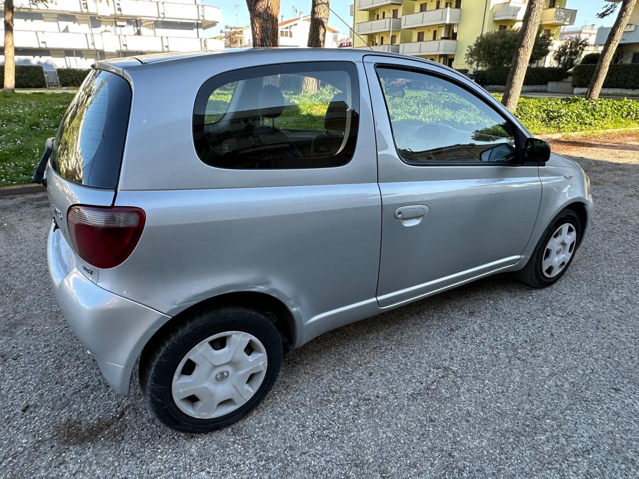 Toyota Yaris 1.3i 16V neopatentati .