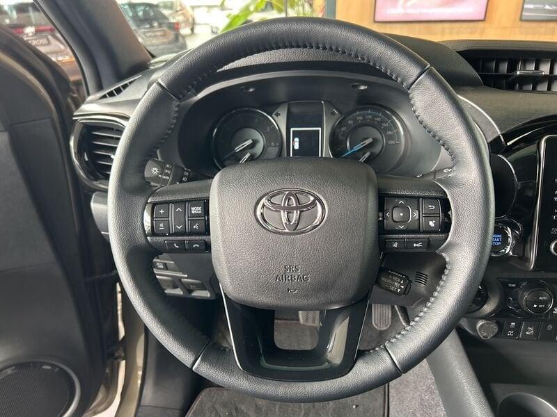Toyota Hilux 2.8 D A/T 4WD 4 porte AT 33 Double Cab Invincible IVA ESPOSTA COMPRESA