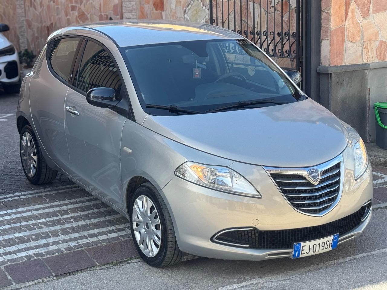 Lancia Ypsilon 0.9 TwinAir 85 CV 5 porte S&S DFN Platinum