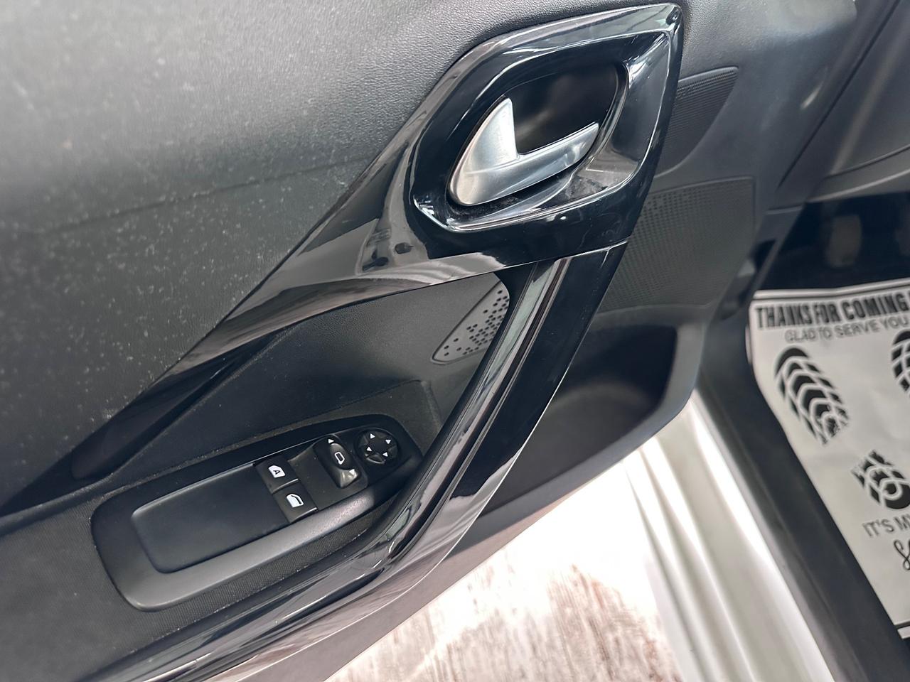 Peugeot 208 1.2 Benzina 82 CV 5 porte Ok Neopatentati