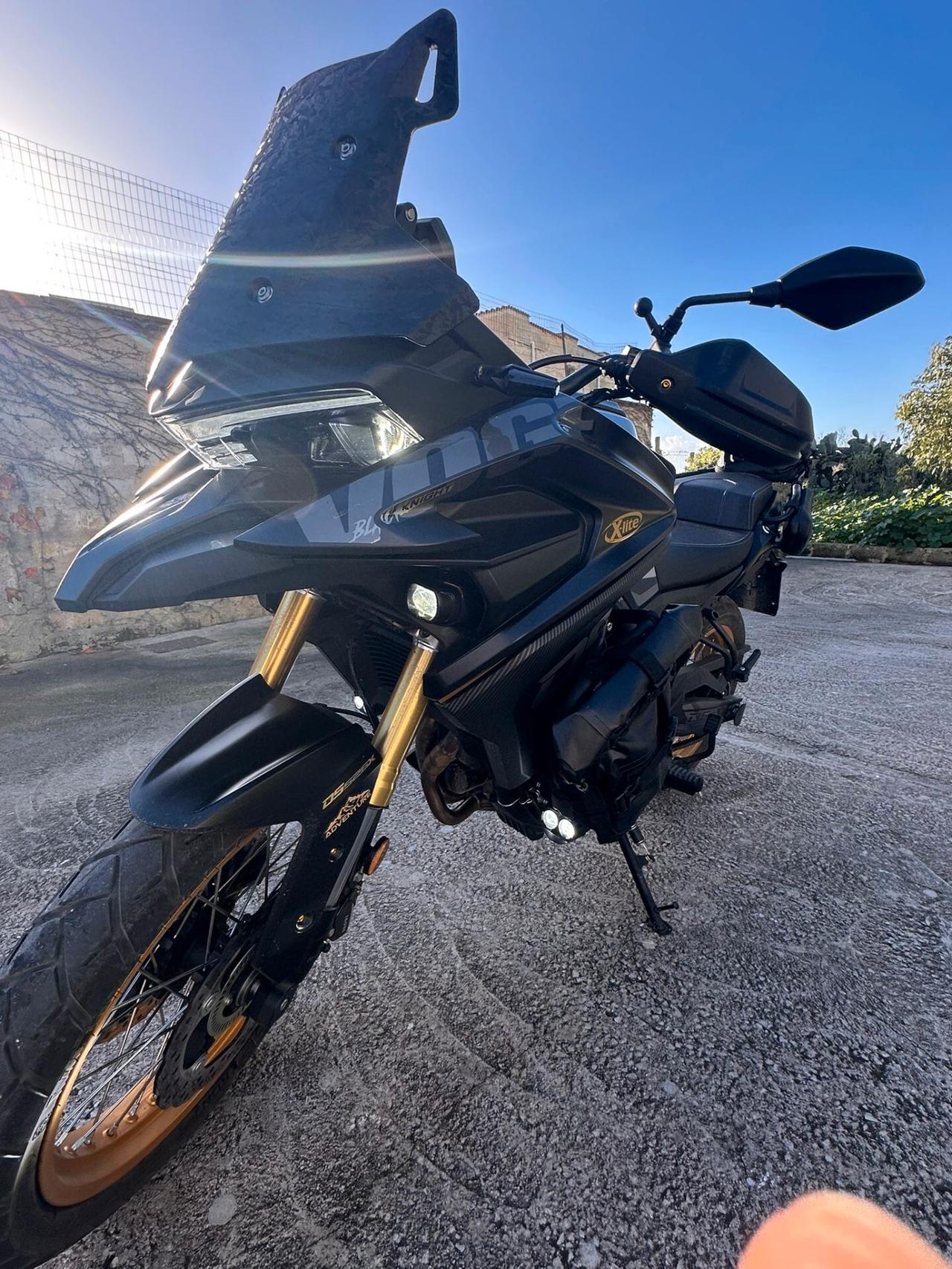 Voge Valico 525 DSX, è una moto dual-sport progettata per combinare prestazioni affidabili su strada con un motore potente e una tecnologia avanzata! Garantisce comfort e un ottimo controllo su superfici lisce e accidentate. Una scelta eccellente per i