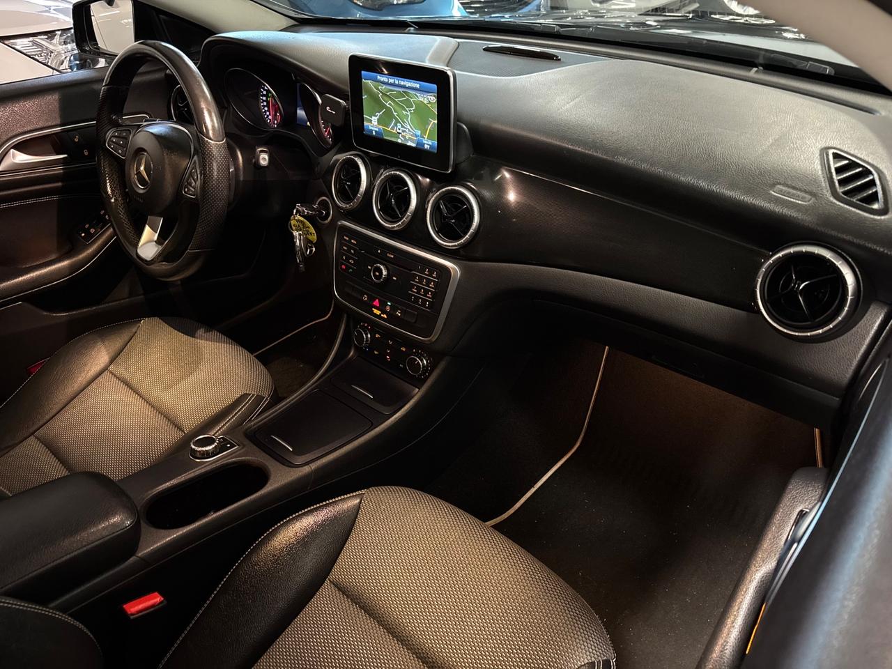 Mercedes-benz CLA 200d PREMIUM DARK