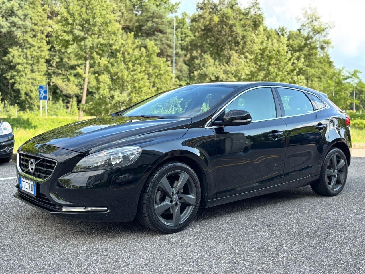 Volvo V40 T3 R-design Momentum