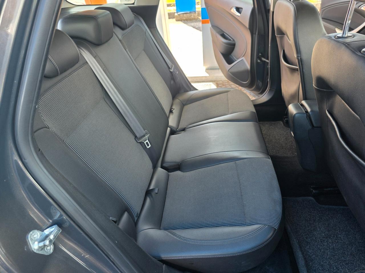 Opel Astra 1.7 CDTI 110CV Sports Tourer Cosmo con 325.000km
