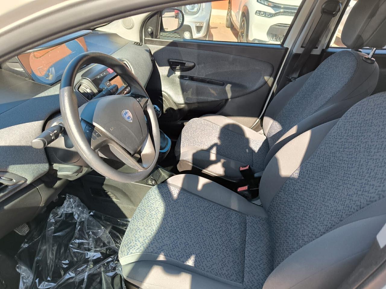 Lancia Ypsilon 1.0 FireFly 5 porte S&S Hybrid Ecochic Silver