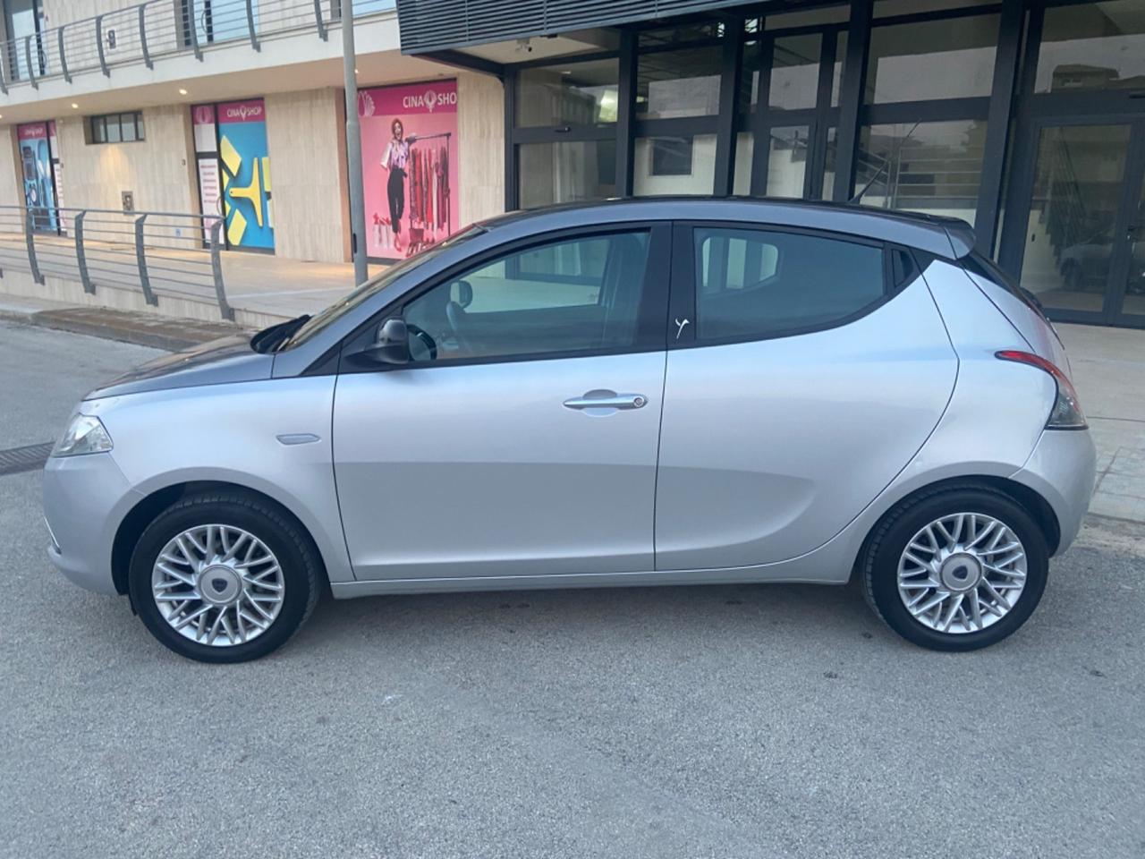 Lancia Ypsilon 1.2 69 CV 5 porte S&S Gold