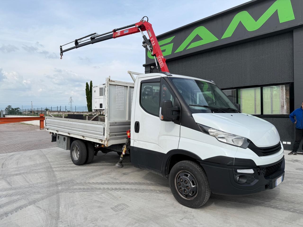 Iveco Daily 35C16 cassone fisso con gru FASSI F32A