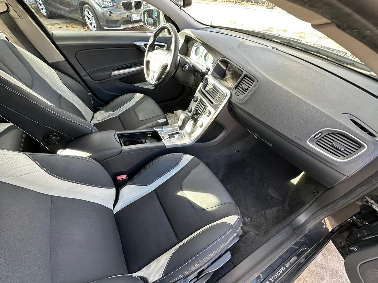 Volvo V60 D5 R-design