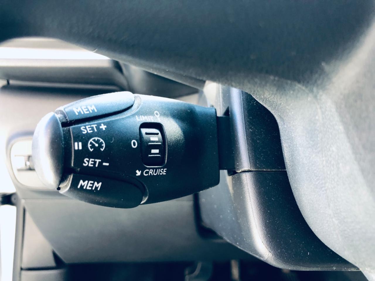 Citroen C3 PureTech 82 bianca tetto a contrasto