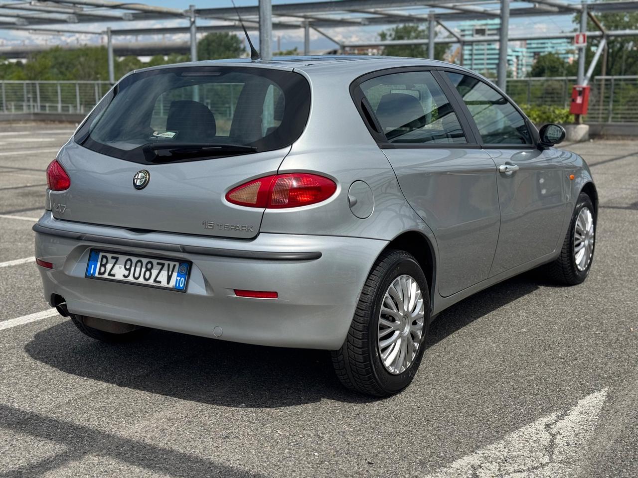 Alfa Romeo 147 1.6i 16V Twin Spark cat 5p. Distinctive