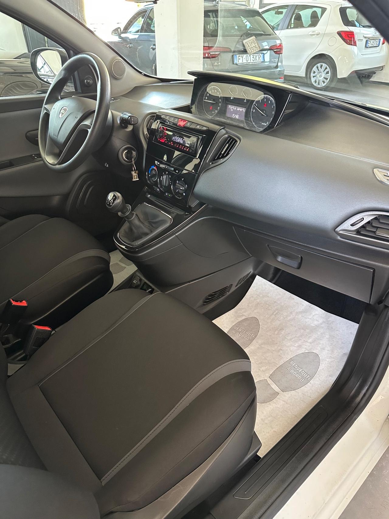 Lancia Ypsilon 1.2 69 CV 5 porte Silver