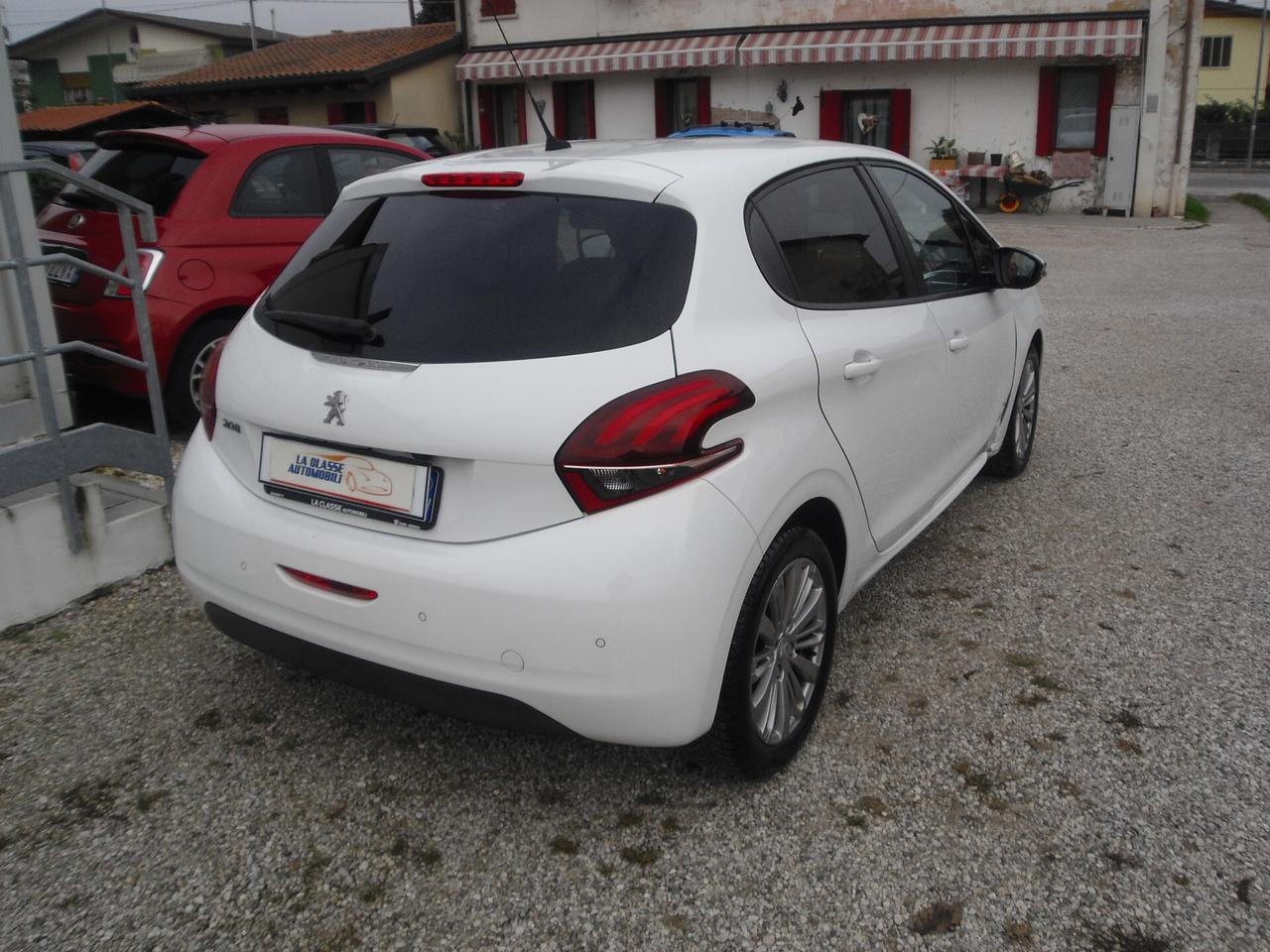 Peugeot 208 PureTech 82 5 porte Style neopatentati