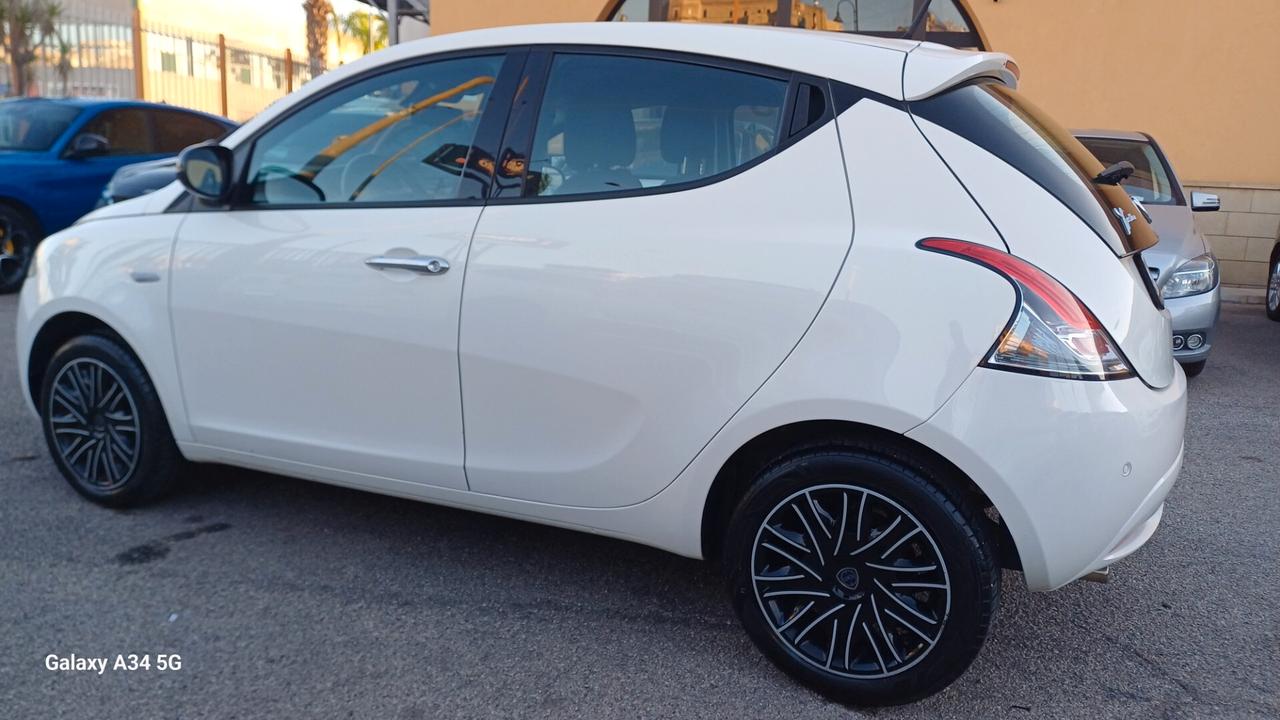 Lancia Ypsilon 1.0 FireFly 5 porte S&S Hybrid Gold Plus