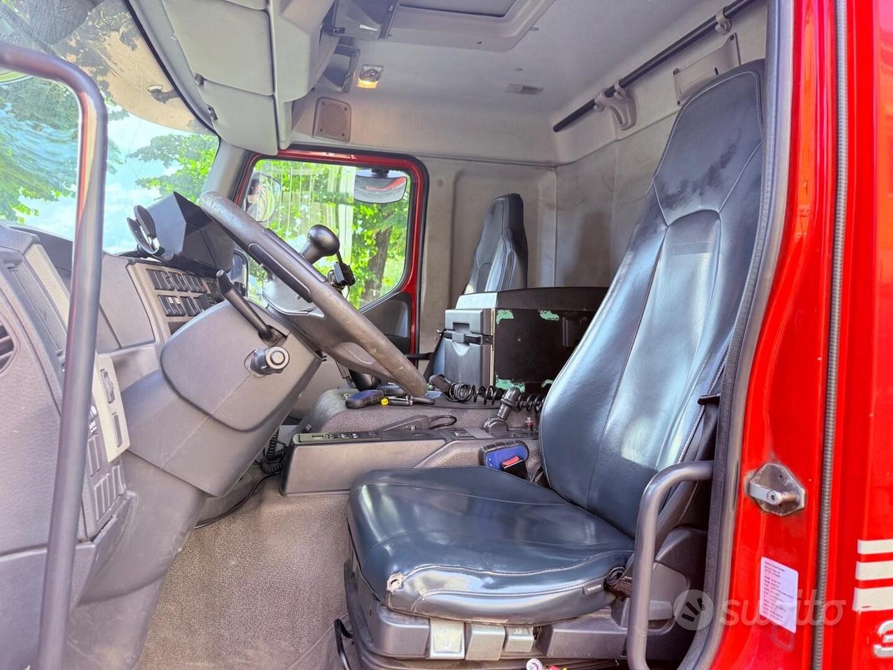 Volvo FE 300 - COMPATTATORE PER RIFIUTI A 4 SCOMPA