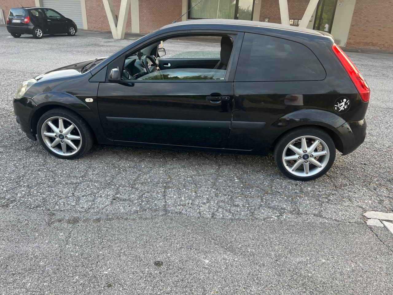 Ford Fiesta 1.2 16V 5p. Ghia