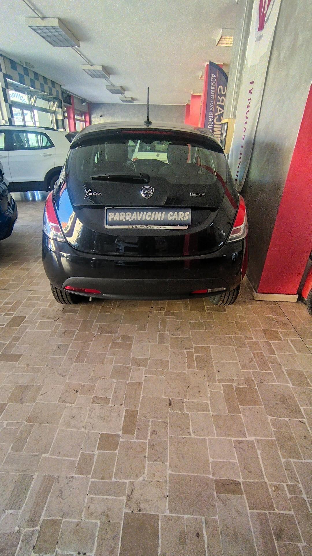 Lancia Ypsilon 1.0 FireFly 5 porte S&S Hybrid Ecochic Silver