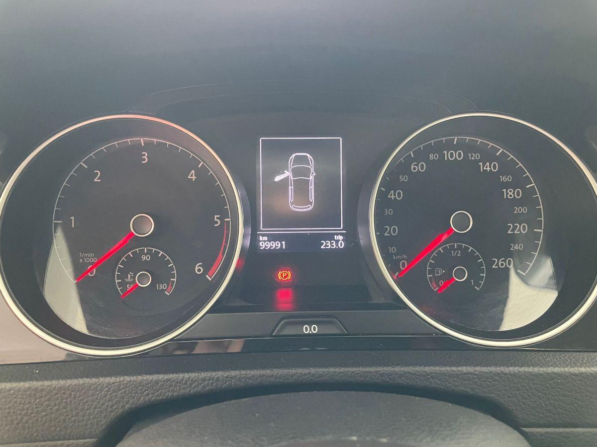 VOLKSWAGEN - Golf