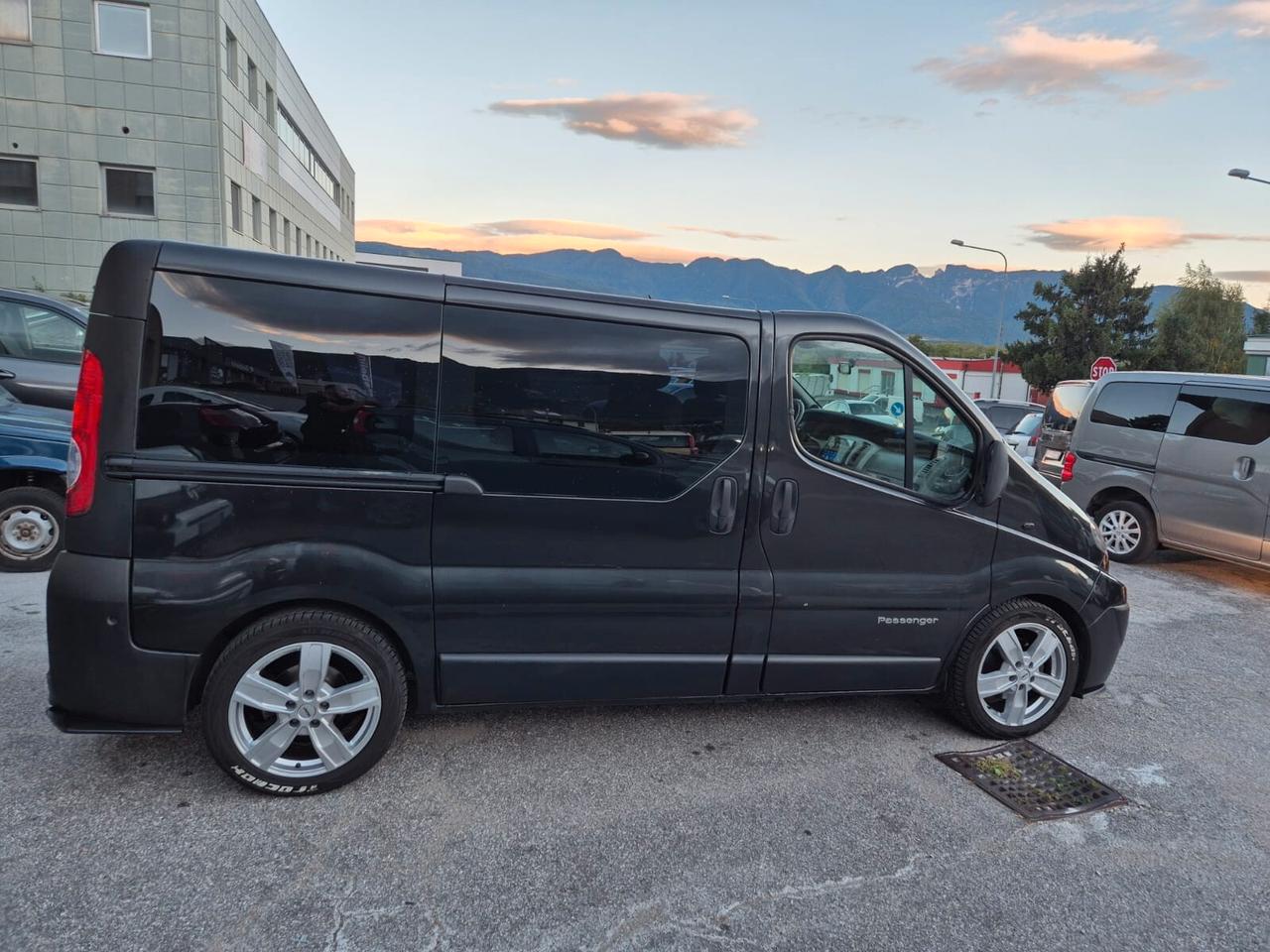 RENAULT TRAFIC 8 POSTI VERGLAST