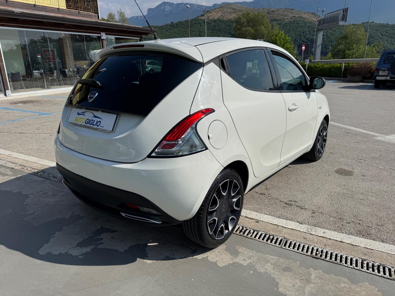 Lancia Ypsilon 1.3 MJT 16V 95 CV 5 porte S&S MOMO DESIGNE