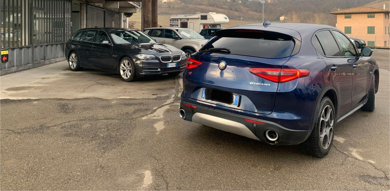 Alfa Romeo Stelvio 4x4 tdi full optional-210cv-completamente tagliandato-anno 2017-198000 km-ottime condizioni