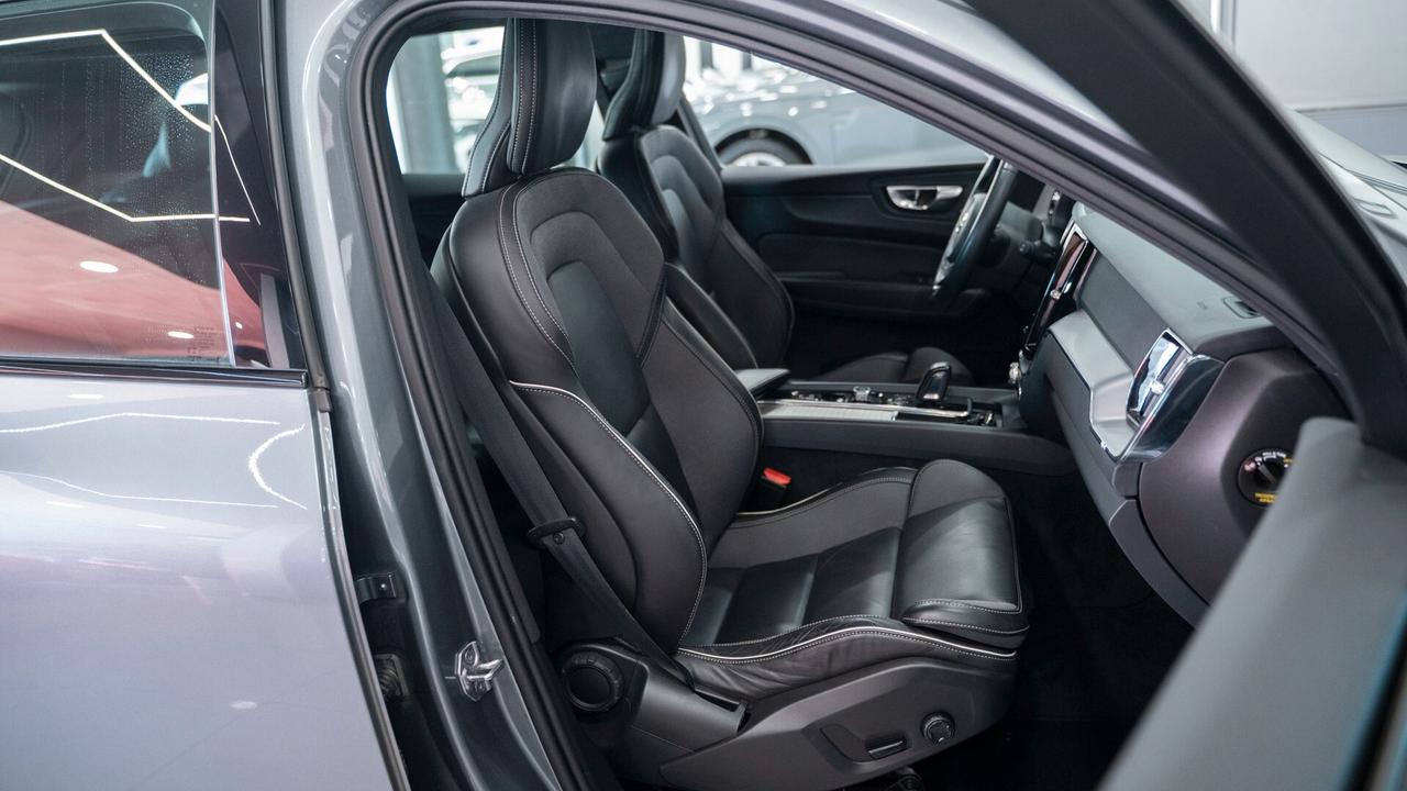 Volvo XC60 B4 2.0 AWD R DESIGN AUTO XENO PELLE NAVI FULL OPTI